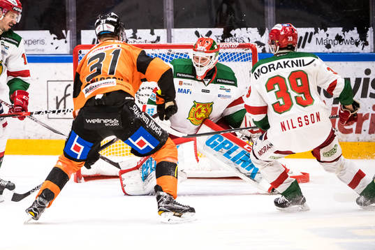 Karlskronas Marcus Paulsson  oroar framför Moras målvakt