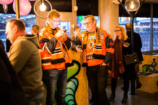 Nya restaurangen Puckat där supportrar beställer via