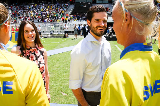 Prins Carl Philip och Prinsessan Sofia träffar spelarna före en träningslandskamp i fotboll mellan Sverige och Sydafrika den den 21 januari 2018 i Kapstaden.