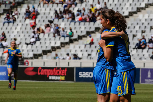 Sveriges Kosovare Asllani och Loreta Kullashi jublar