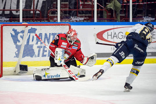 Malmö Redhawks målvakt Jonas Gunnarsson räddar en straff