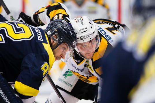 s Kevin Stenlund tekar mot Skellefteås Pontus Petterström