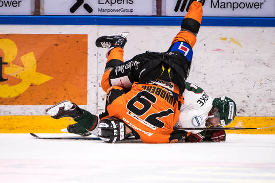 Frölundas Jan Mursak och  Karlskronas Emil Lundberg i