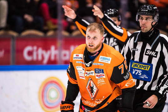 Karlskronas Joachim Rohdin utan hjälm på väg ut