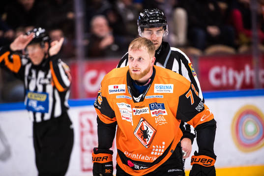 Karlskronas Joachim Rohdin utan hjälm på väg ut