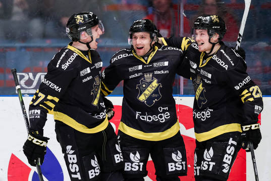 s Filip Windlert, Jens Jakobs och Jesper Fröden jublar