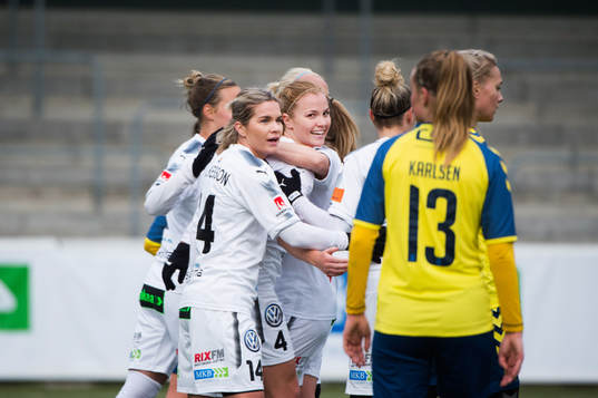 Rosengårds Glodis Perla Viggosdottir blir omkramad efter hennes 1-0 mål