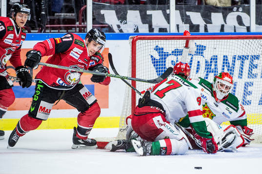 Malmö Redhawks Andy Miele mot Moras David Kase och