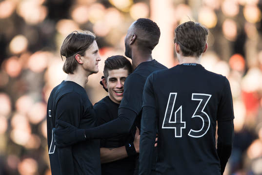 s Nicolas Marcelo Stefanelli jublar med Kristoffer Olsson ,