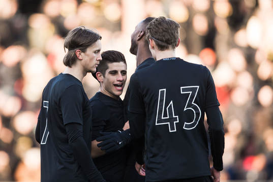 s Nicolas Marcelo Stefanelli jublar med Kristoffer Olsson ,