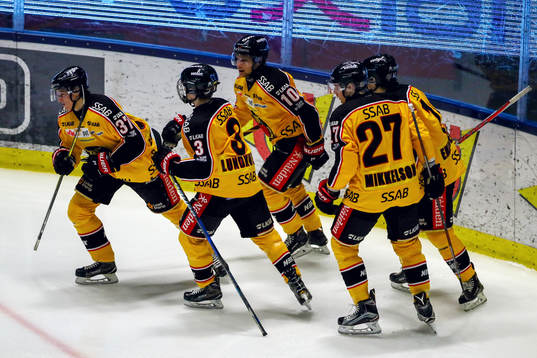 Luleås Isac Lundeström jublar jublar med lagkamrater