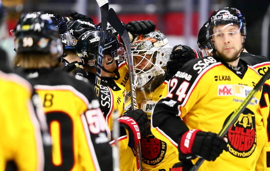 Luleås spelare tackar Luleås målvakt Filip Gustavsson