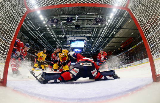 Räddning av Linköpings målvakt Jonas Gustavsson