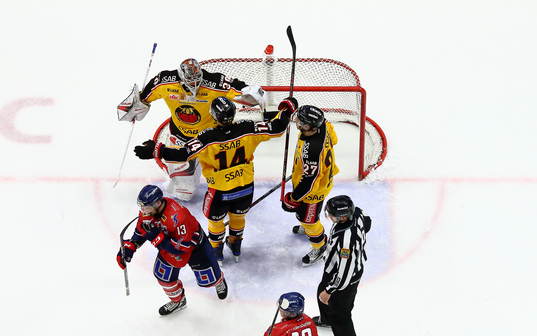 Luleås målvakt Filip Gustavsson tackas av sina lagkamrater
