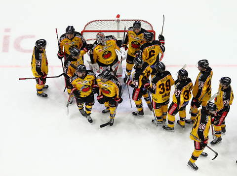 Luleås målvakt Filip Gustavsson tackas av sina lagkamrater