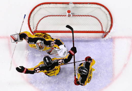 Luleås målvakt Filip Gustavsson tackas av sina lagkamrater