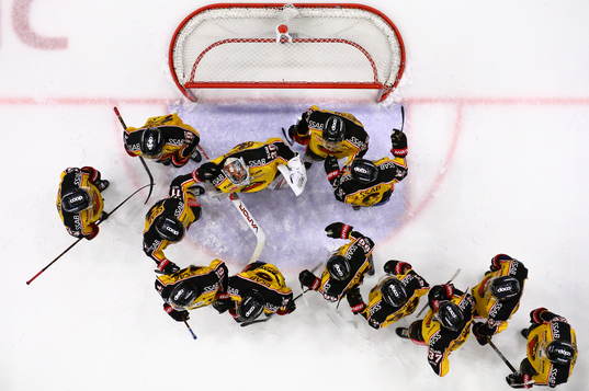 Luleås målvakt Filip Gustavsson tackas av sina lagkamrater