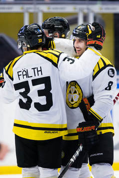 Brynäs Elias Fälth och Aaron Palushaj jublar