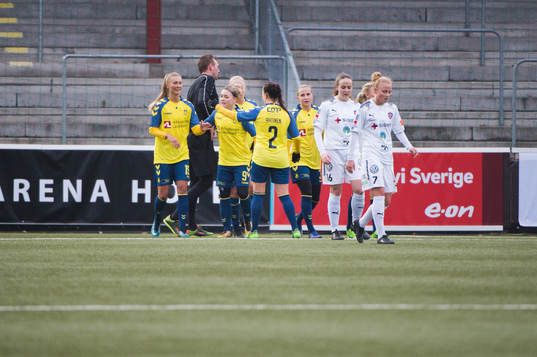 Bröndby jublar efter Bröndbys Ria Öling gjort 1-1