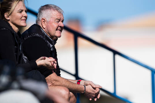 Norrköpings ordförande Peter Hunt göljer spelarna
