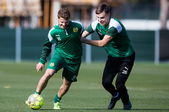 Hammarbys Rebin Asaad i kamp om bollen med Dusan Jajic