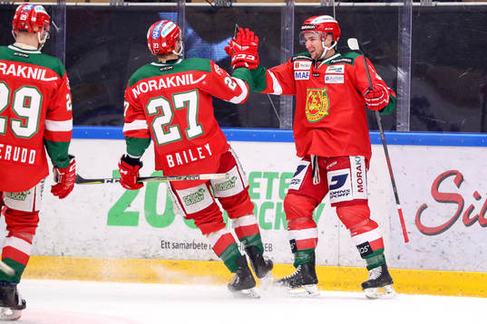 Moras Jason Akeson  jublar med lagkamrater