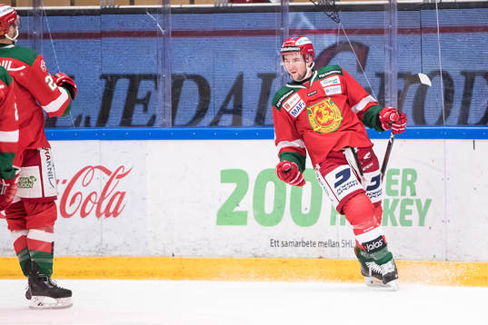 Moras Jason Akeson jublar