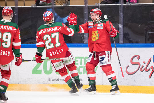 Moras Jason Akeson jublar