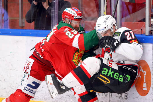 Moras Marcus Fagerudd tacklar Malmö Redhawks Daniel Zaar