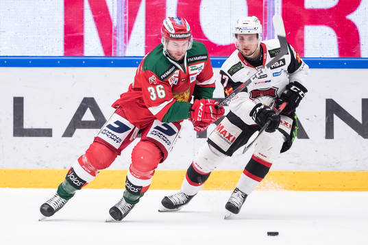 Moras Jason Akeson  och Malmö Redhawks Daniel Zaar  i