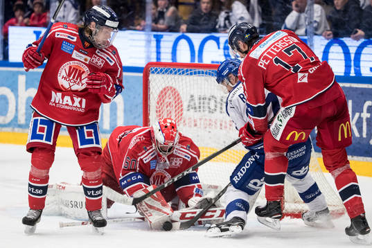 Leksands Mattias Ritola framför Västerviks målvakt