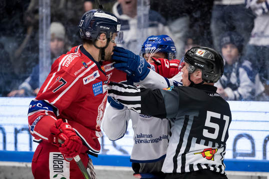 Västerviks Dan Pettersson  i ishockeymatchen i