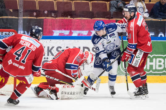 Leksands Tobias Forsberg framför Västerviks målvakt