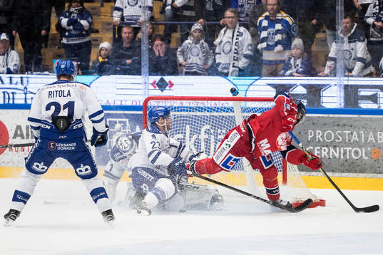 Västerviks Kalle Östman chans framför Leksands målvakt