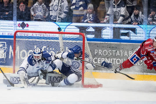 Västerviks Kalle Östman chans framför Leksands målvakt