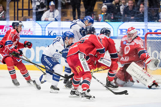 Leksands Oskar Lang framför Västerviks målvakt Viktor