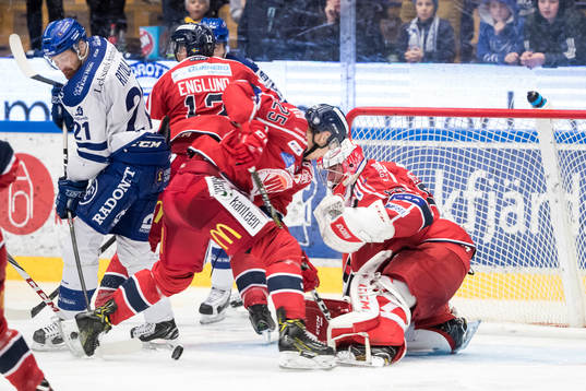 Leksands Mattias Ritola framför Västerviks målvakt