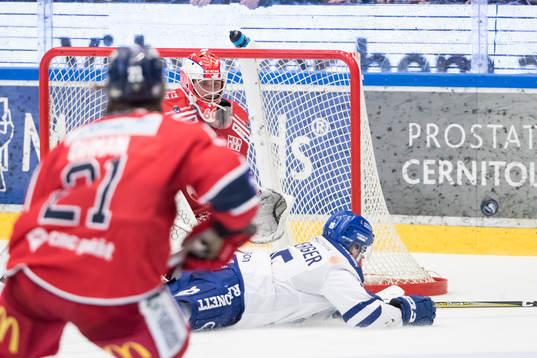 Leksands Johan Porsberger faller framför Västerviks