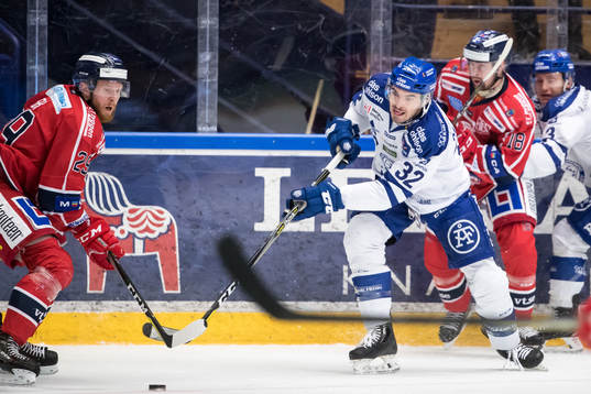 Leksands Patrick McNally i ishockeymatchen i