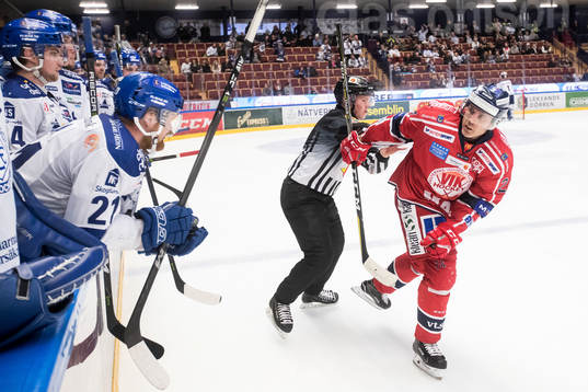 Västerviks Conny Strömberg är upprörd framför Leksands