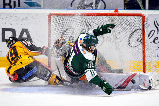 Luleås Joonas Jalvanti och målvakt Filip Gustavsson och