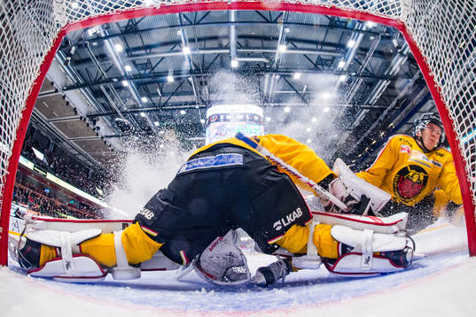 Snösprut bakom Luleås målvakt Filip Gustavsson