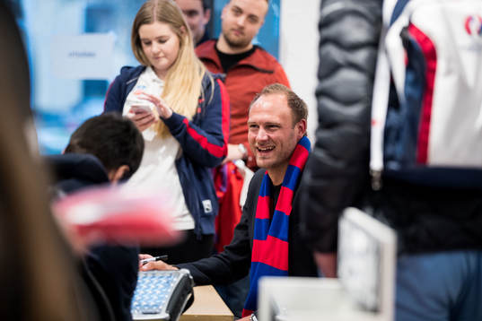 Andreas Granqvist skriver autografer