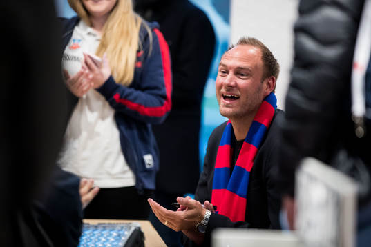 Andreas Granqvist skriver autografer