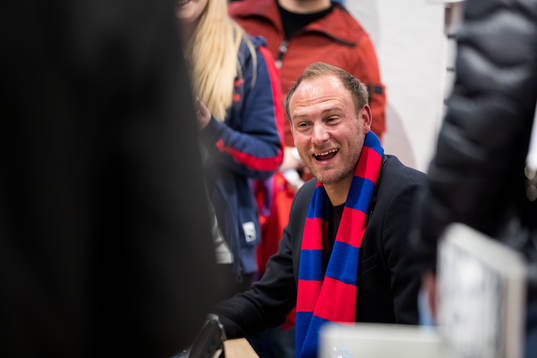 Andreas Granqvist skriver autografer