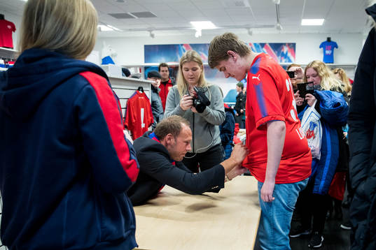 Andreas Granqvist skriver autografer