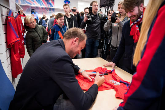 Andreas Granqvist skriver autografer