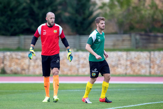 Hammarbys målvakt Benny Lekström och Rebin Asaad värmer