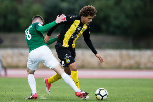 Jablonecs Lukas Masopust i kamp om bollen med Hammarbys