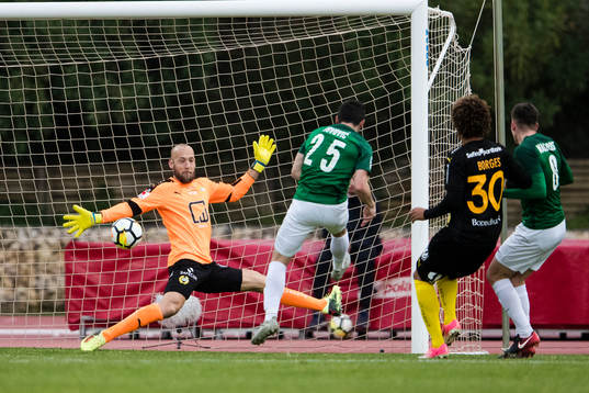 Hammarbys målvakt Benny Lekström med en räddning på ett